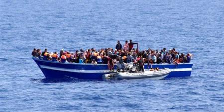 البحر يقذف قارب الموت على شواطئ مطروح.. إنقاذ 15 مهاجرًا أفريقيًا ووفاة آخر