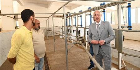 رئيس جامعة أسيوط يتفقد المحلب الآلي بمزرعة الإنتاج الحيواني لمتابعة التشغيل