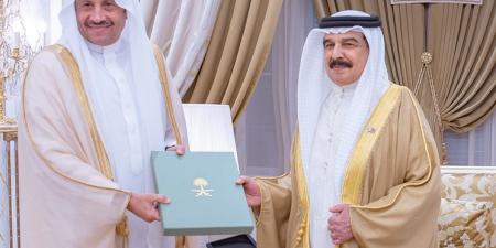ملك البحرين يتسلم دعوة من سمو ولي العهد