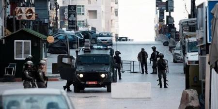 قوات الاحتلال تغلق مداخل بلدة حزما بقضاء القدس وتطلق قنابل الصوت والغاز باتجاه المركبات