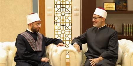 وزير الأوقاف يزور مفتي الجمهورية للاطمئنان على صحته