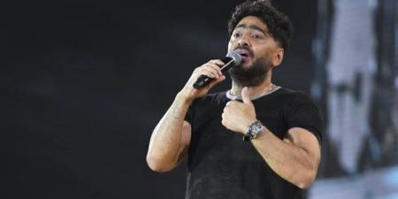 بالأسود، أول ظهور لتامر حسني في حفله الساحل بعد وفاة والده، ماذا قال للجمهور (صور)