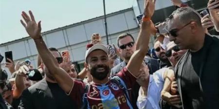 بدلا من الذهب، معازيم أتراك يهدون عريسا قميص محمد صلاح في حفل زفافه (فيديو)