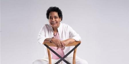 مساعد محمد منير ينفي تعرضه لأزمة صحية: الكينج بخير وموجود في منزله