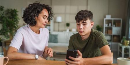 كيف تتعاملين مع الابن الذي يرفض أي نشاط غير الهاتف في الإجازة؟
