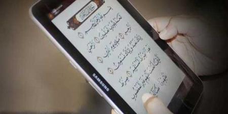 أمين الفتوى يوضح حكم قراءة القرآن من الهاتف أثناء الصلاة النافلة (فيديو)