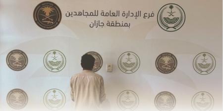 دوريات المجاهدين بجازان تضبط مقيمًا لنقله 15 مخالفًا لنظام أمن الحدود