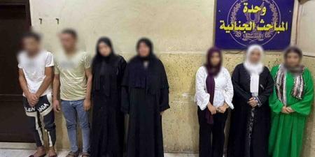 تعاطي المخدرات ومعاكسة ومشاجرة بالحجارة، كواليس فيديو خناقة الجيران في الشرقية
