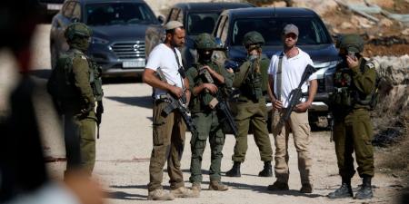 لليوم الـ13.. مستوطنون إسرائيليون يواصلون حصار عدد من منازل الفلسطينيين في بلدة قصرة بالضفة