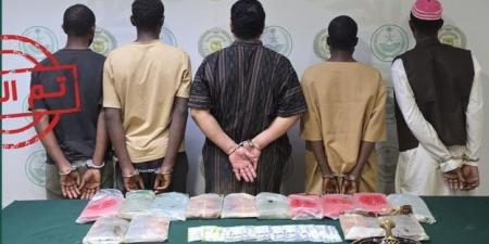 مكافحة المخدرات تضبط 14 كيلوجرامًا من الحشيش ومروّجي مخدرات في 3 مناطق