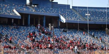 جماهير الأهلي تهاجم طاهر وكوكا وتطالب عموتة بإخراجهما أمام الشرقية إنبي (فيديو)