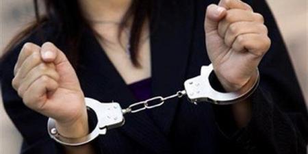 رفض الزواج منها، ضبط خادمة بلوجر شهير بتهمة سرقة أموال وشاشات وميكروفونات من شقته