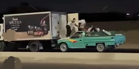 على طريقة الأفلام.. سرقة بضائع شاحنة بطريق سريع في مصر