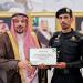 أمير منطقة القصيم يكرّم سلطان بادي المطيري تقديرًا لبطولته في إنقاذ حياة أشخاص من حريق بعنيزة