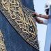 بالذهب
      والفضة
      والحرير..
      الكعبة
      المشرفة
      تتزين
      بثوبها
      الجديد
      في
      أول
      أيام
      العام
      الهجري