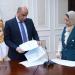 فرص
عمل
آمنة
بالخارج،
وزير
العمل
يراجع
العقود
بنفسه
ويطمئن
على
حقوق
العاملين