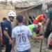 لحظة إنقاذ مصابين والبحث عن عالقين تحت الأنقاض في استهداف أمريكي لمنطقة سكنية بجزيرة قشم (فيديو)