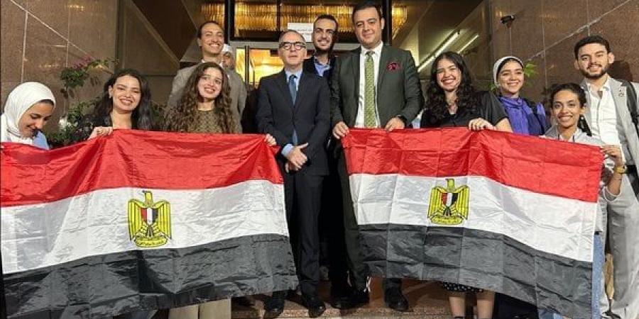 أشرف
      صبحي
      يصطحب
      وفد
      مصر
      بمؤتمر
      المناخ
      للمشاركة
      في
      الانتخابات
      الرئاسية
      بدبي