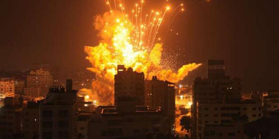 مدفعية الاحتلال الإسرائيلي تستهدف المناطق الشرقية لمدينة دير البلح وسط غزة