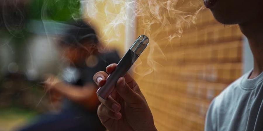 خطر "رئة الفشار".. التدخين الالكتروني يُسبب مرضًا "لا علاج له"