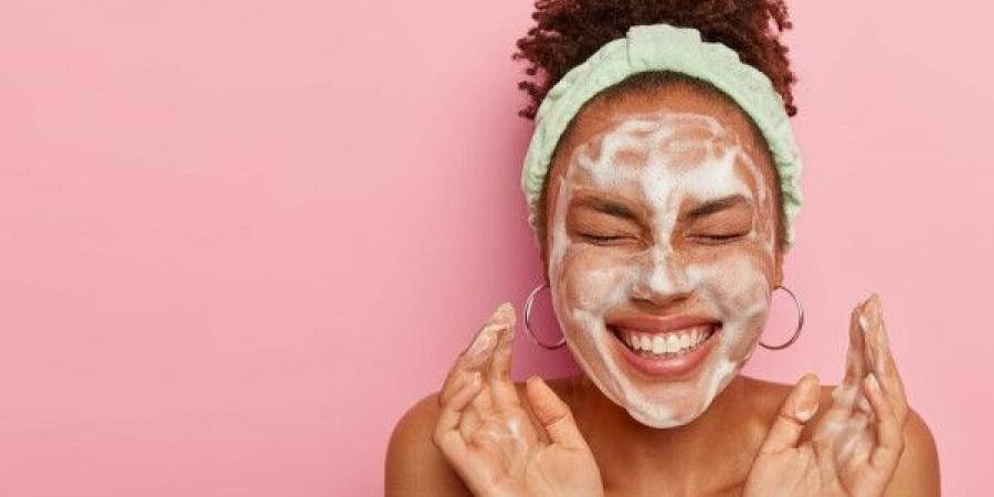 9 نصائح أساسية للعناية بالبشرة لمظهر متألق كالمشاهير