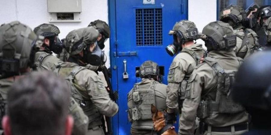 أسرى سجن عوفر يعانون ظروفاً اعتقالية قاسية ومهينة