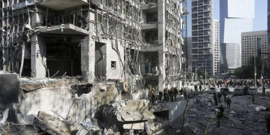 فيديو:رشقة إيرانية عنيفة تُصيب مستشفى سوروكا ومبنى البورصة وتخلّف إصابات ودماراً واسعاً بتل أبيب
