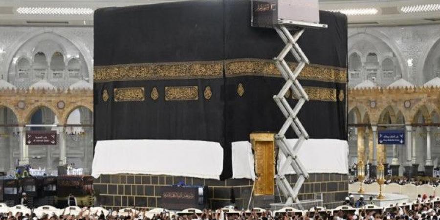 استبدال كسوة الكعبة مع بداية العام الهجري الجديد (صور+فيديو)