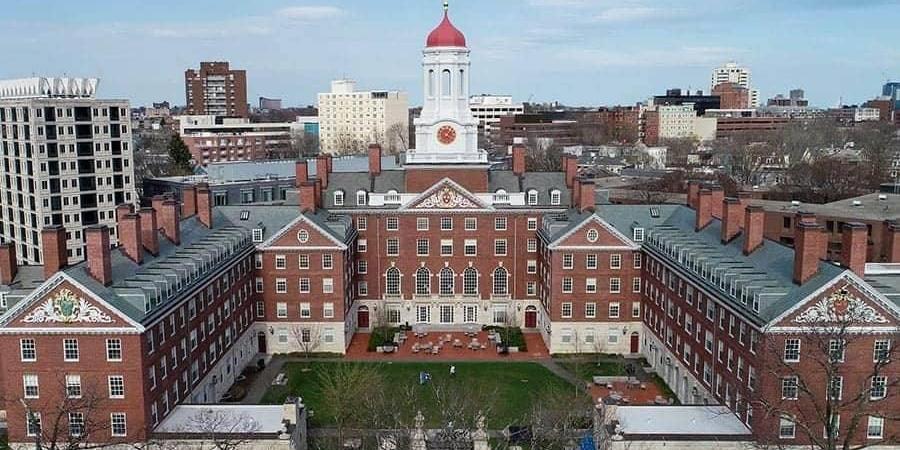 إدارة ترامب تهدد اعتماد جامعة هارفارد