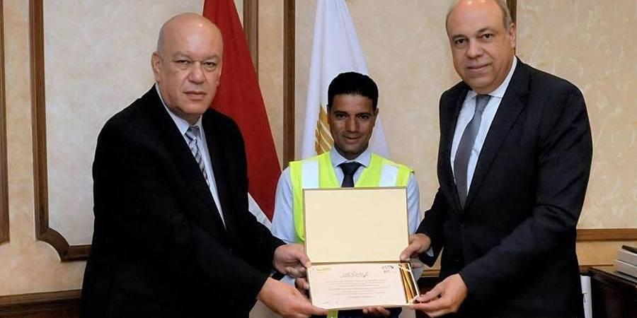 موظف بمطار القاهرة يعثر على مجوهرات بقيمة 2.5 مليون جنيه