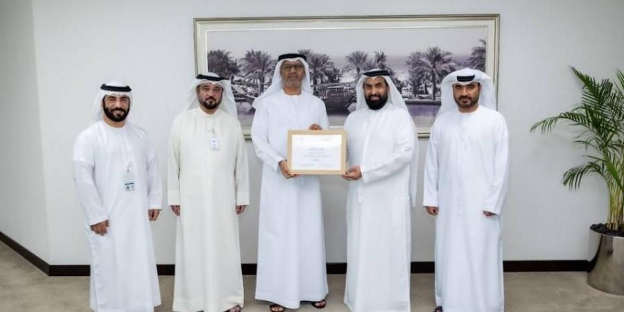 «إسلامية دبي» تكرم حمد لوتاه