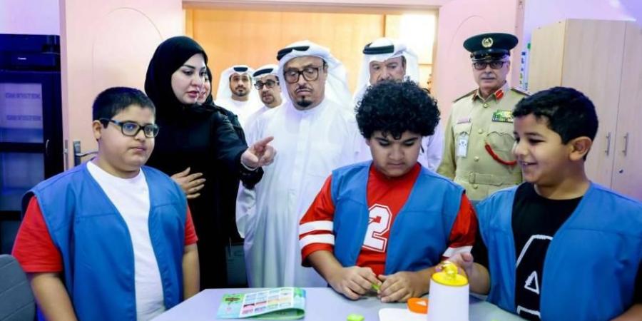 ضاحي خلفان: التفكير والعمل الجماعي يبنيان جيلاً رقمياً متمكناً