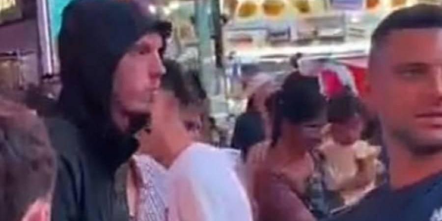 بالمر يمر بـ«سكوتر» في تايم سكوير.. ويحتفظ بالشباك ذكرى
