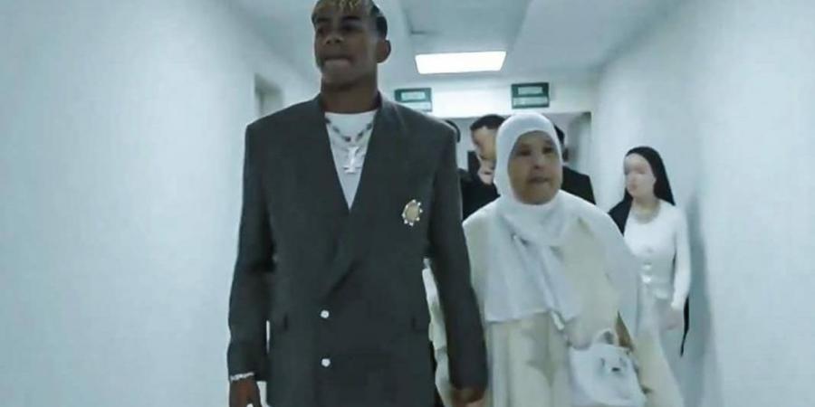 بعد حضور جدته.. لامين يامال يمدد عقده مع برشلونة