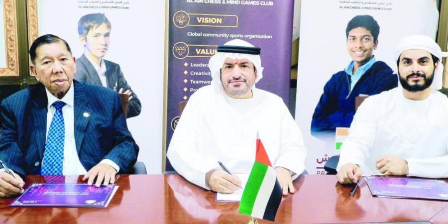 استاد هزاع بن زايد يجمع بطلي العالم لشباب الشطرنج