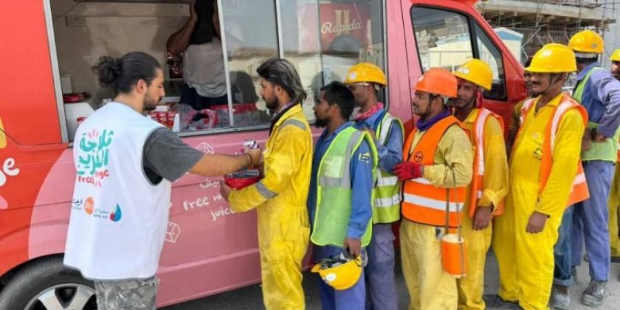 «ثلاجة الفريج» توزع مليون عبوة مياه وعصائر على العمال بدبي