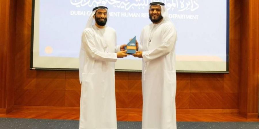 «موارد دبي» تكرّم صاحب مقترح «ساعات العمل الصيفية»
