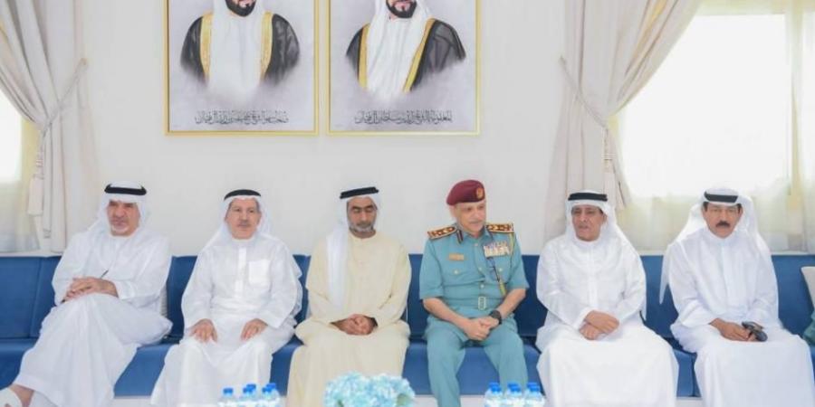 وفد من شرطة رأس الخيمة يعزّي القائد العام في وفاة عمه