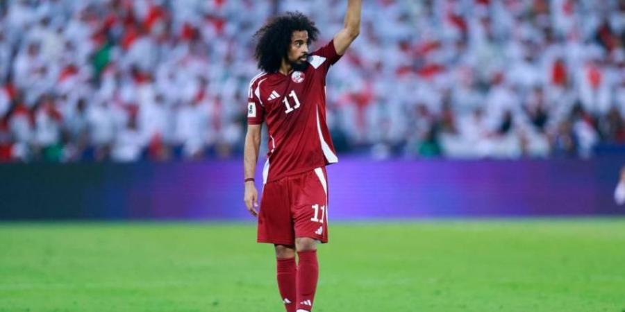 أكرم عفيف يعترف بطلبه من الجمهور رمي علب بلاستيكية لإضاعة الوقت أمام الإمارات