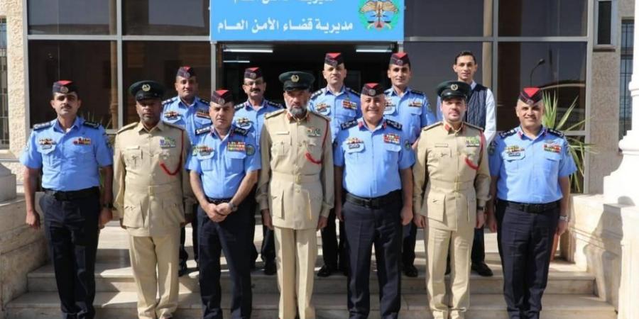 وفد من شرطة دبي يزور مديرية قضاء الأمن العام الأردنية