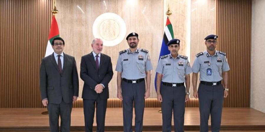 شرطة أبوظبي تبحث مع وفد من سفارة المكسيك تعزيز التعاون