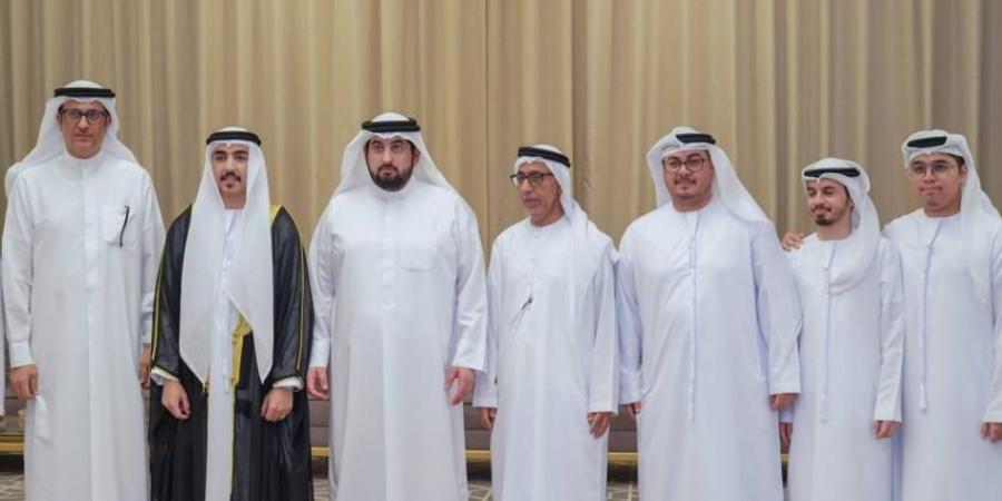 أحمد ومنصور بن محمد يحضران أفراح المرزوقي والحمادي