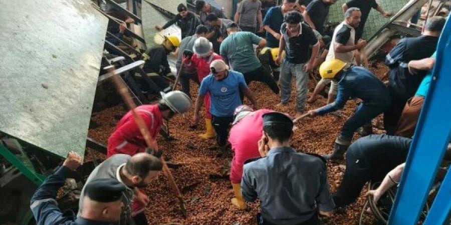 صور: إنقاذ 4 عمال من تحت أطنان من التمور في العراق