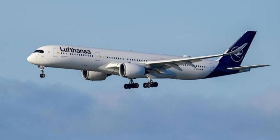 رعب في الجو.. هبوط اضطراري لطائرة الخطوط الألمانية بعد هجوم دموي بشوكة معدنية