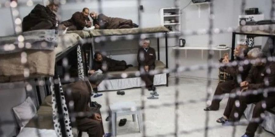 كاتس يوقع أمراً بمنع الصليب الأحمر من زيارة مئات الأسرى الفلسطينيين