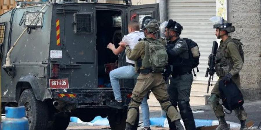 الاحتلال الإسرائيلي يشن حملات اقتحام واعتقالات في محافظتي رام الله وقلقيلية