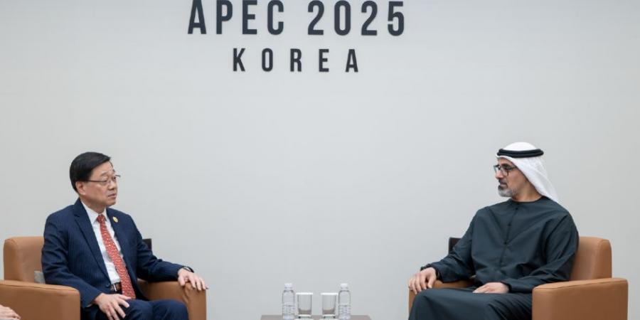 ولي عهد أبوظبي والرئيس التنفيذي لمنطقة هونغ كونغ يبحثان التعاون في القطاعات الحيوية