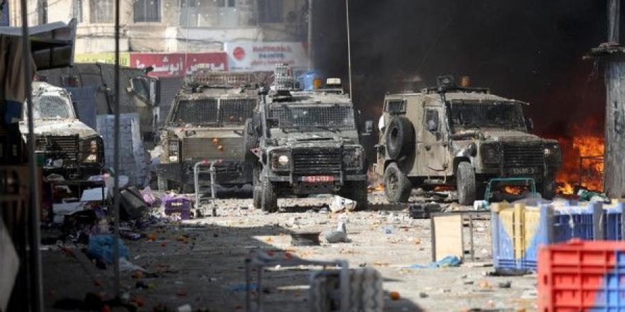 الاحتلال ينسحب من نابلس مخلفا 4 إصابات واعتقال فتاة وتحطيم أبواب عدد من المحلات