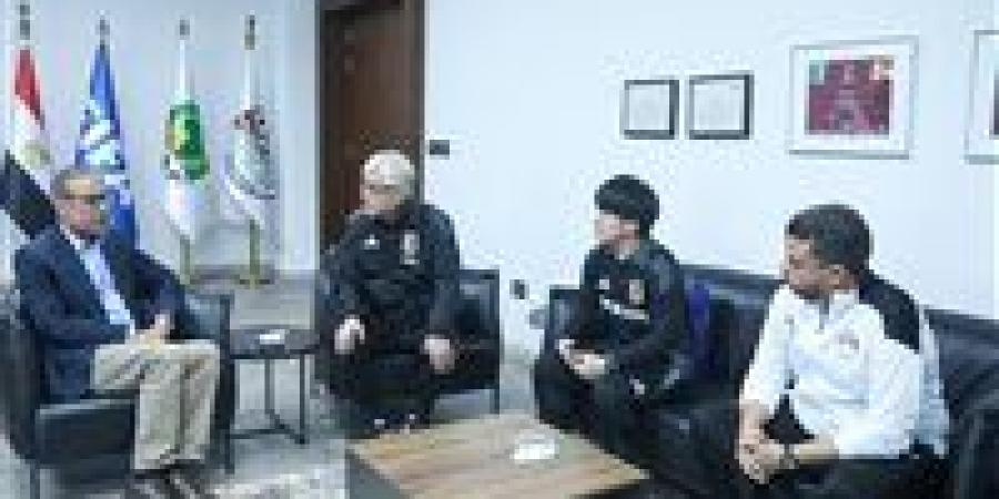 الأمين العام للاتحاد المصري لكرة القدم يستقبل رئيس بعثة منتخب اليابان ويتبادلان الدروع التذكارية