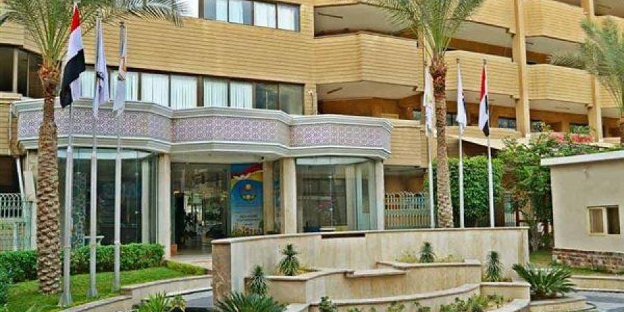 والدة أحد الطلاب بمدرسة الواحة الدولية بالمقطم: ابني قالي عمو بيزغزغني في مكان عيب وبيضربني | فيديو